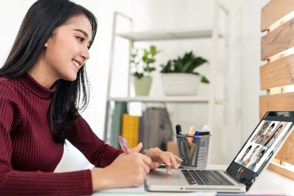 Adolescente asiática aprendiendo francés online.
