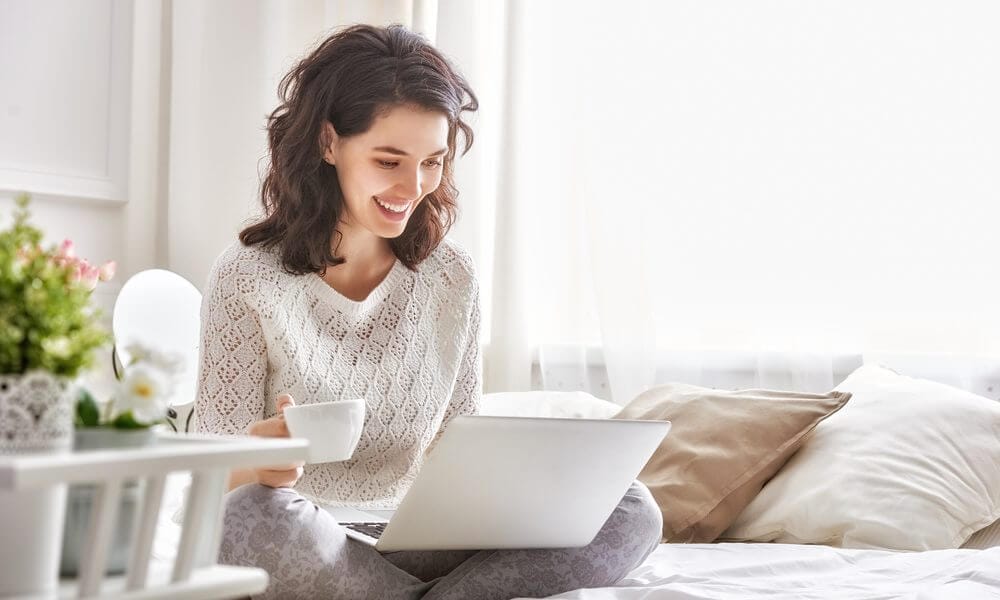 Joven tomando clases de francés personalizadas en el IFL.