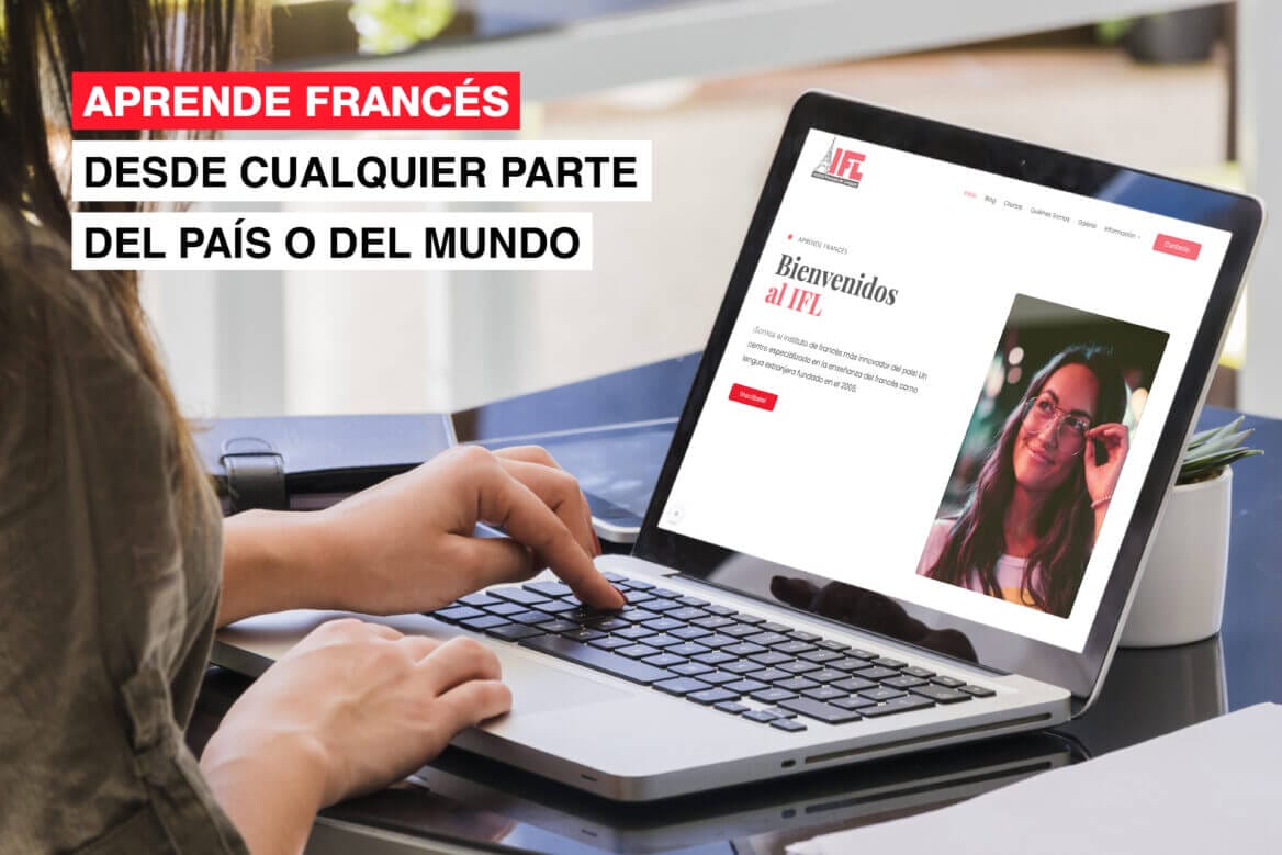 Computadora macbook presentando la página del Institut Français de Langues, IFL y una joven usando la computadora.