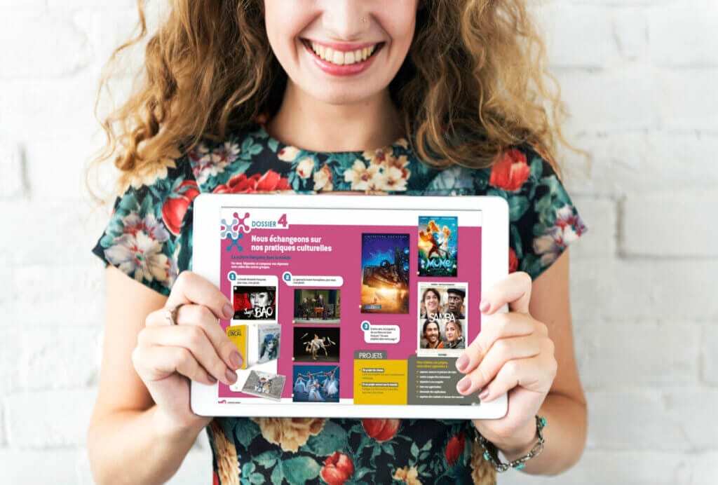 chica sosteniendo tablet estudiando frances en el ifl