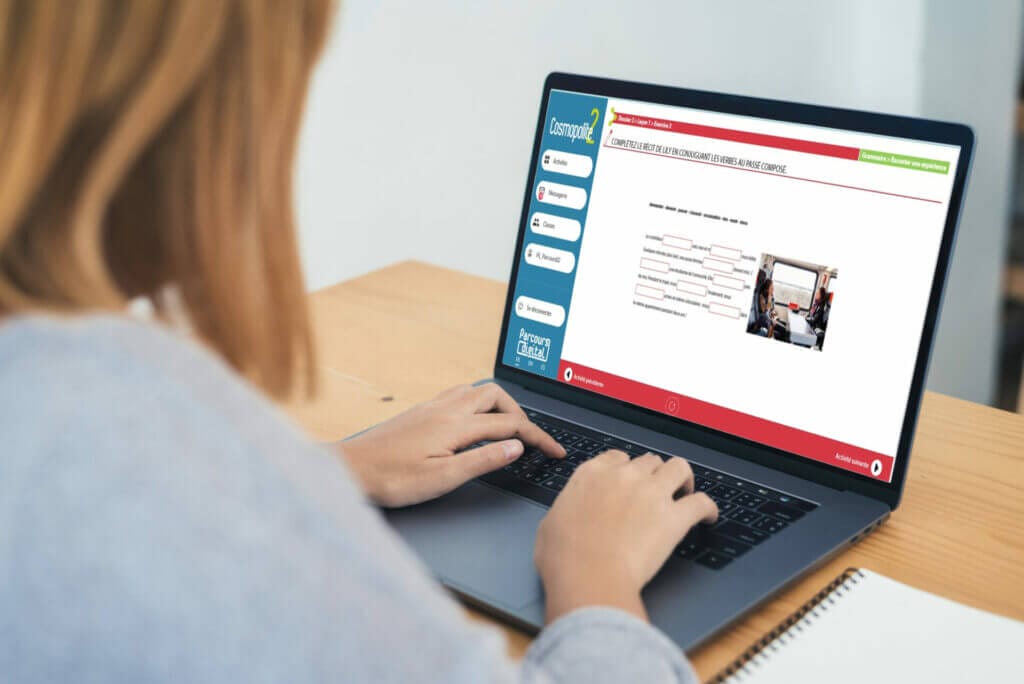 joven estudiando frances en su laptop