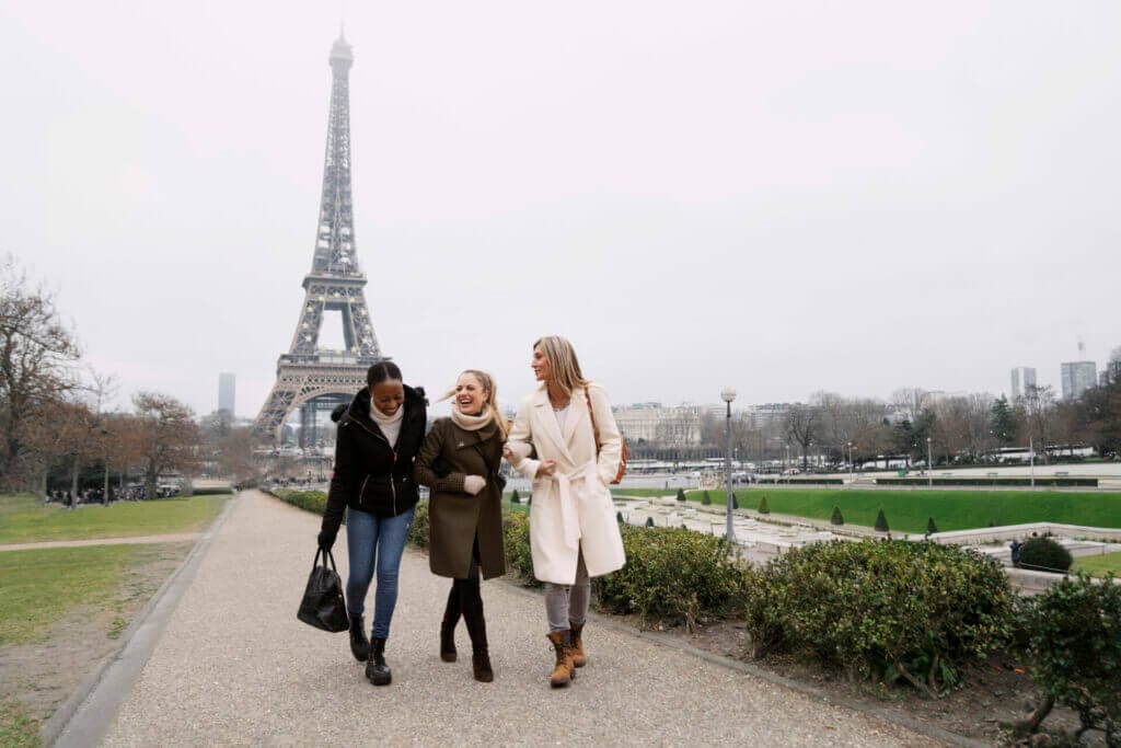 women traveling paris