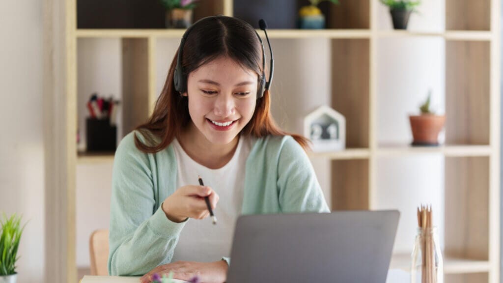 Estudiante tomando clases online